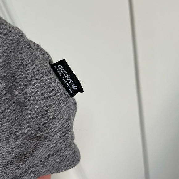 Adidas logo T-shirt size medium - Picture 4 of 7